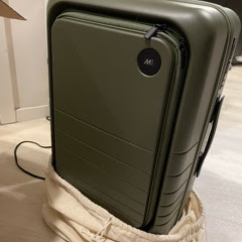 Monos carry on pro 4 wheel suitcase (free luggage cover!) - NEVER USED